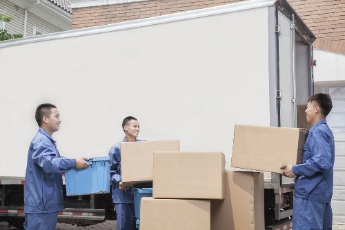 Local moving team handling access and parking challenges in Queens Park